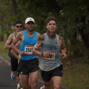 Participantes completan la carrera en la zona de meta.
