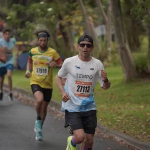 Grupo de atletas llega a la meta de los 21K.