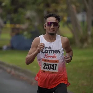 Corredores completan los 10K y llegan a la zona final.