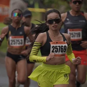 Participantes cruzan la meta después de recorrer Bogotá.