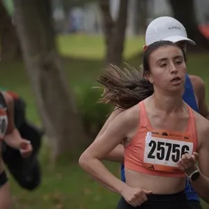 Corredoras completan la Media Maratón en la zona de llegada.