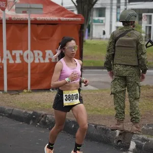 Grupo de corredores cruza la línea final en Bogotá.