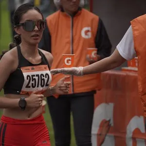 Runners completan el recorrido y llegan a la meta.