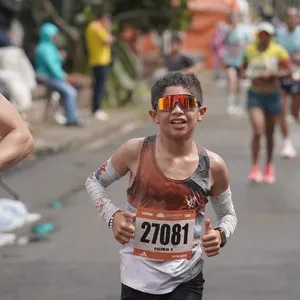 Atletas completan los últimos metros de la carrera.