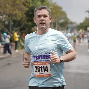 Grupo de atletas celebra al completar los 21K.
