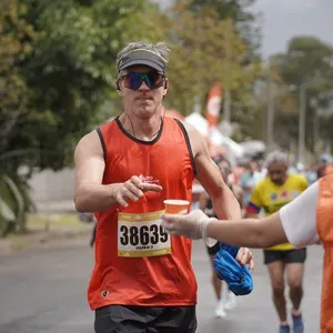 Runners cruzan la meta después de completar los 10K.