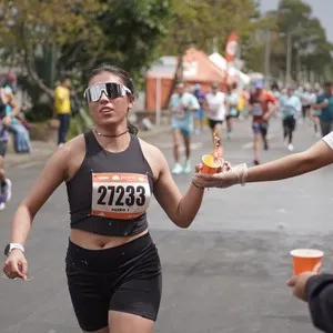 Participantes terminan la carrera y celebran en Bogotá.