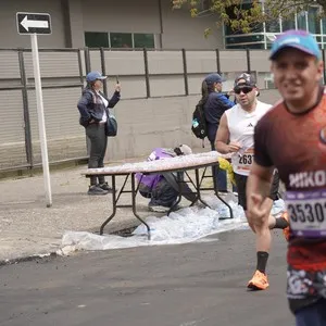 Corredores completan la competencia en la zona de llegada.