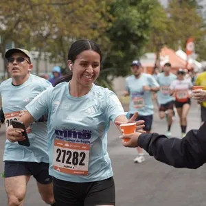 Atletas celebran después de completar la Media Maratón de Bogotá.