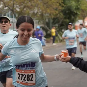 Corredores muestran alegría tras terminar la carrera.