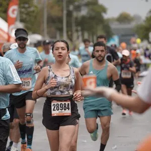 Corredoras celebran después de completar los 21K.