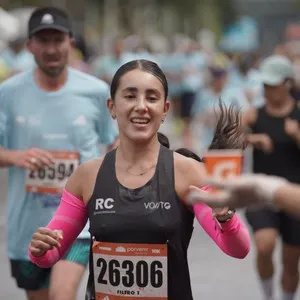 Atletas festejan su participación en la carrera de Bogotá.