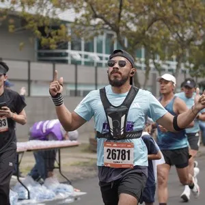 Corredoras sonríen tras completar la Media Maratón.