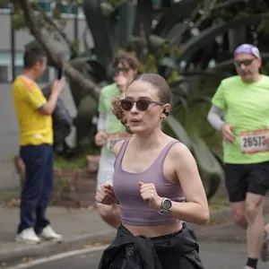 Grupo de atletas celebra el final de los 21K en Bogotá.