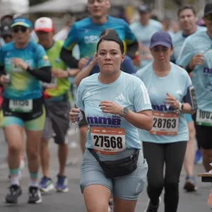 Participantes muestran alegría después de completar la carrera.