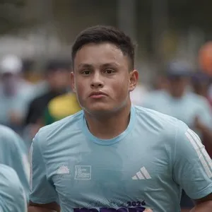 Atletas comparten la emoción de terminar la Media Maratón de Bogotá.