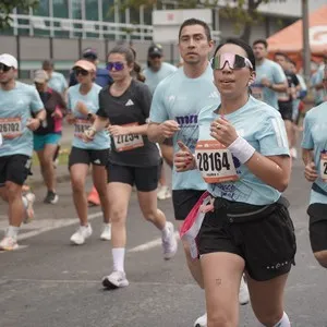 Corredores recorren Bogotá durante la Media Maratón de Bogotá.