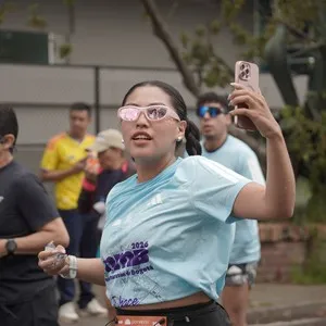 Atletas avanzan por el recorrido de la Media Maratón en Bogotá.