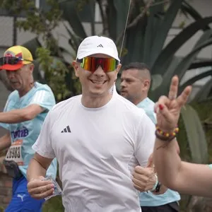 Participantes corren por las calles de Bogotá durante la carrera.