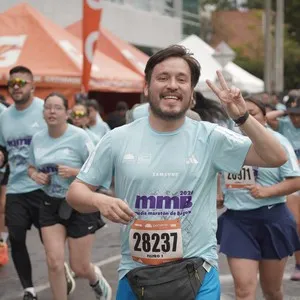 Grupo de corredores avanza por el circuito de la Media Maratón.