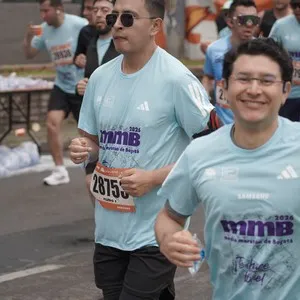 Atletas completan kilómetros durante la carrera en Bogotá.