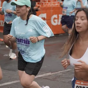 Participantes recorren el circuito oficial de la Media Maratón.