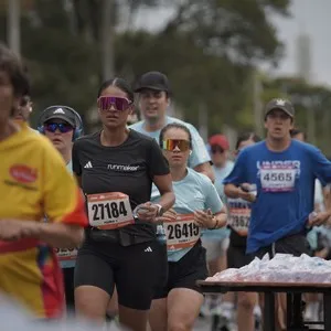 Corredoras participan en la carrera por las calles de Bogotá.