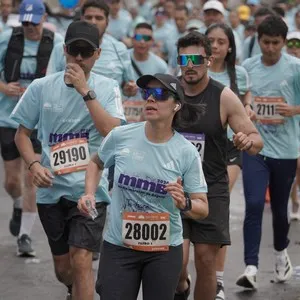 Atletas recorren Bogotá durante la jornada de running.