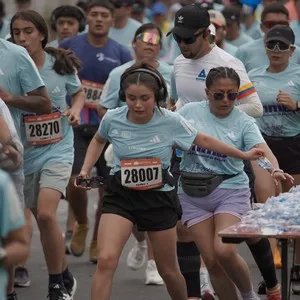 Grupo de runners participa en la Media Maratón de Bogotá.