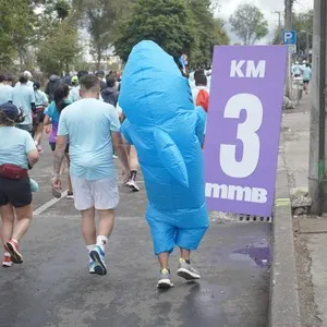 Participantes avanzan por el circuito de Bogotá durante la competencia.