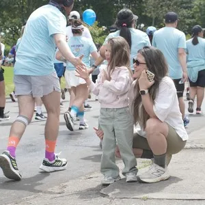 Atletas corren juntos durante la jornada deportiva.