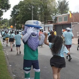 Corredoras recorren el trazado de la Media Maratón de Bogotá.