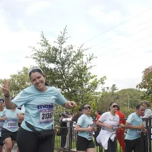 Grupo de corredores disfruta la carrera en Bogotá.