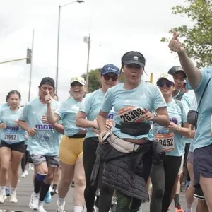 Runners avanzan durante el recorrido oficial de la competencia.