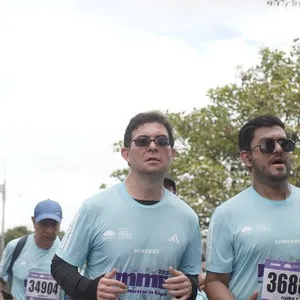 Atletas recorren las calles de Bogotá durante la Media Maratón.