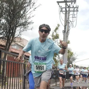 Corredor participa en el recorrido de la Media Maratón de Bogotá.