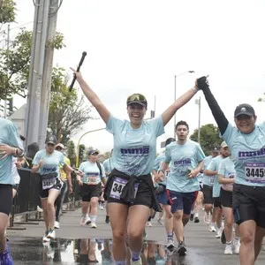 Atleta completa kilómetros durante la carrera en Bogotá.