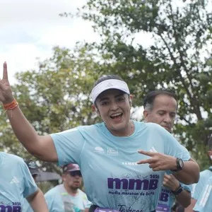 Corredor avanza durante la jornada deportiva de la Media Maratón.