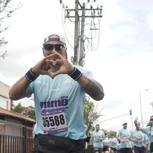 Atleta participa en la carrera urbana de Bogotá.