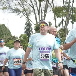 Corredora avanza durante la jornada de running en la capital.