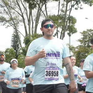 Corredores recorren juntos el circuito de la Media Maratón.