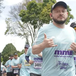 Atletas avanzan por las calles de Bogotá durante la carrera.