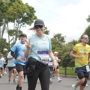 Grupo de atletas recorre el circuito urbano de la carrera.