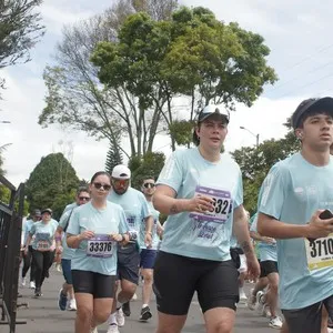 Corredores avanzan durante la competencia en la capital.