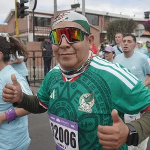 Corredoras corren juntas durante la Media Maratón de Bogotá.