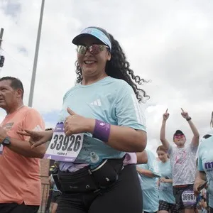 Grupo de corredores participa en la carrera urbana de Bogotá.