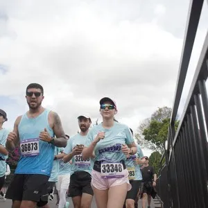 Runners recorren el circuito de la competencia durante la jornada.