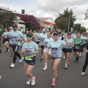 Grupo de atletas avanza durante la competencia deportiva.