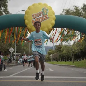 Runners completan kilómetros del circuito urbano.