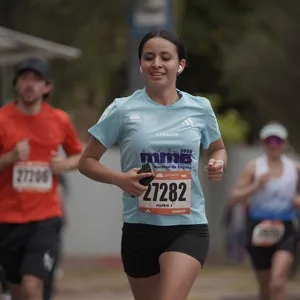 Corredores recorren Bogotá durante la jornada atlética.